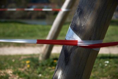 Glasbruch sichern Tirol - abgesperrte Gefahrenstelle bei kaputtem Glas
